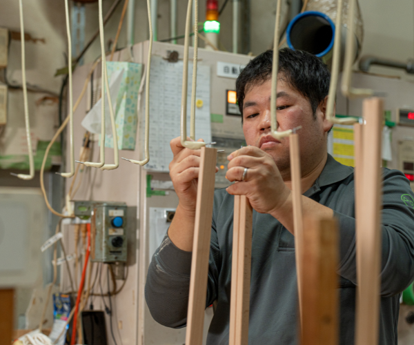 木材を加工する職人の作業